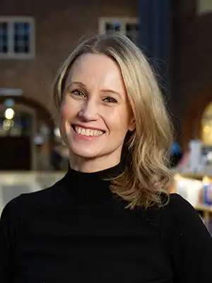 Kvinna i svart tröja.