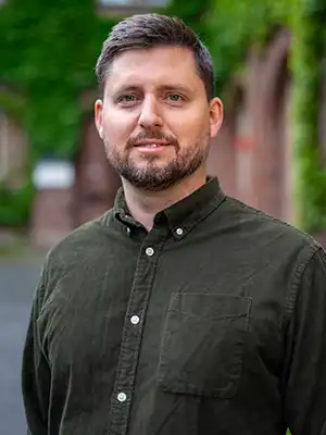 Man i grön skjorta.