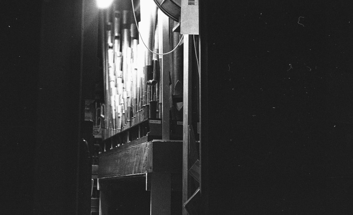 Black and white image of the Skandia organ at R1