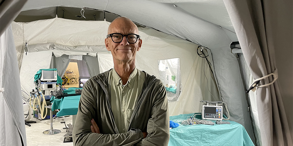 Johan von schreeb i civilaklader som står i ett fältsjukhus