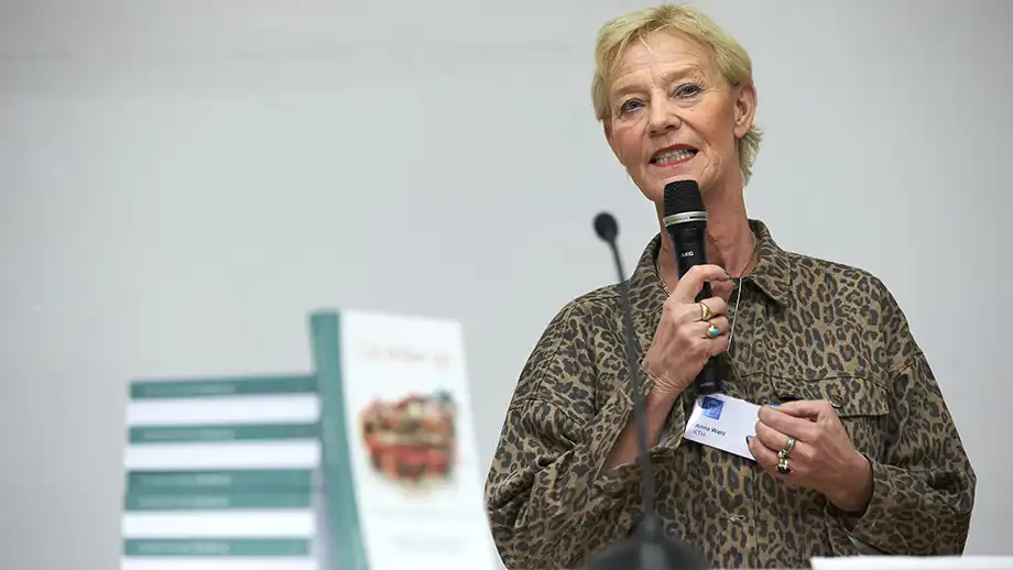 Kvinna vid mikrofon.