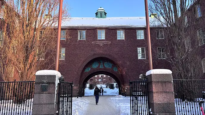 Människor går in i KTH campus
