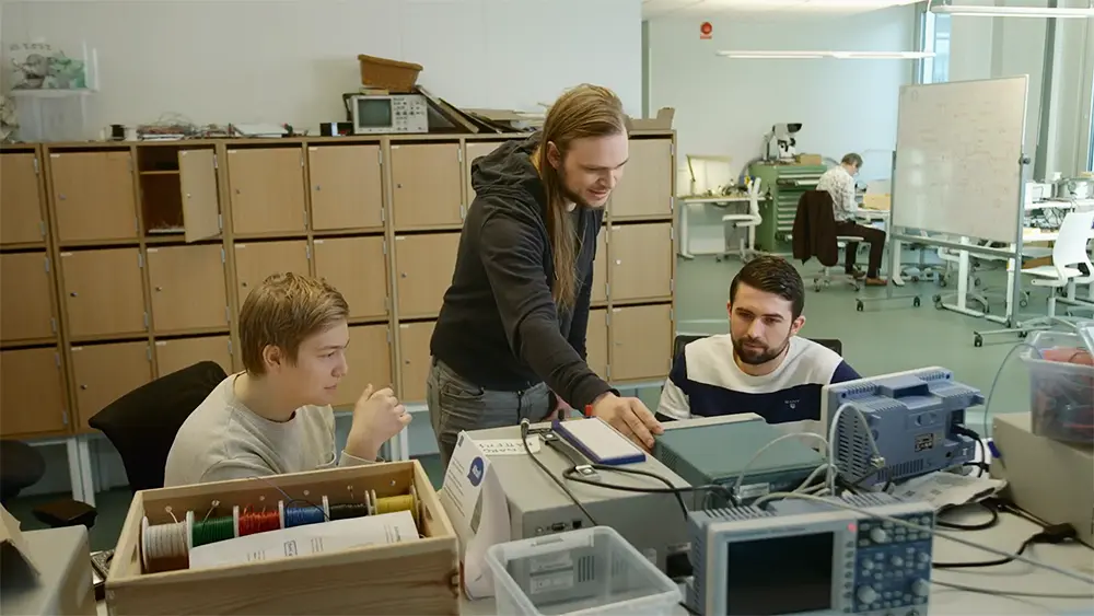 Två studenter och en lärare som arbetar i makermiljön Spaces.