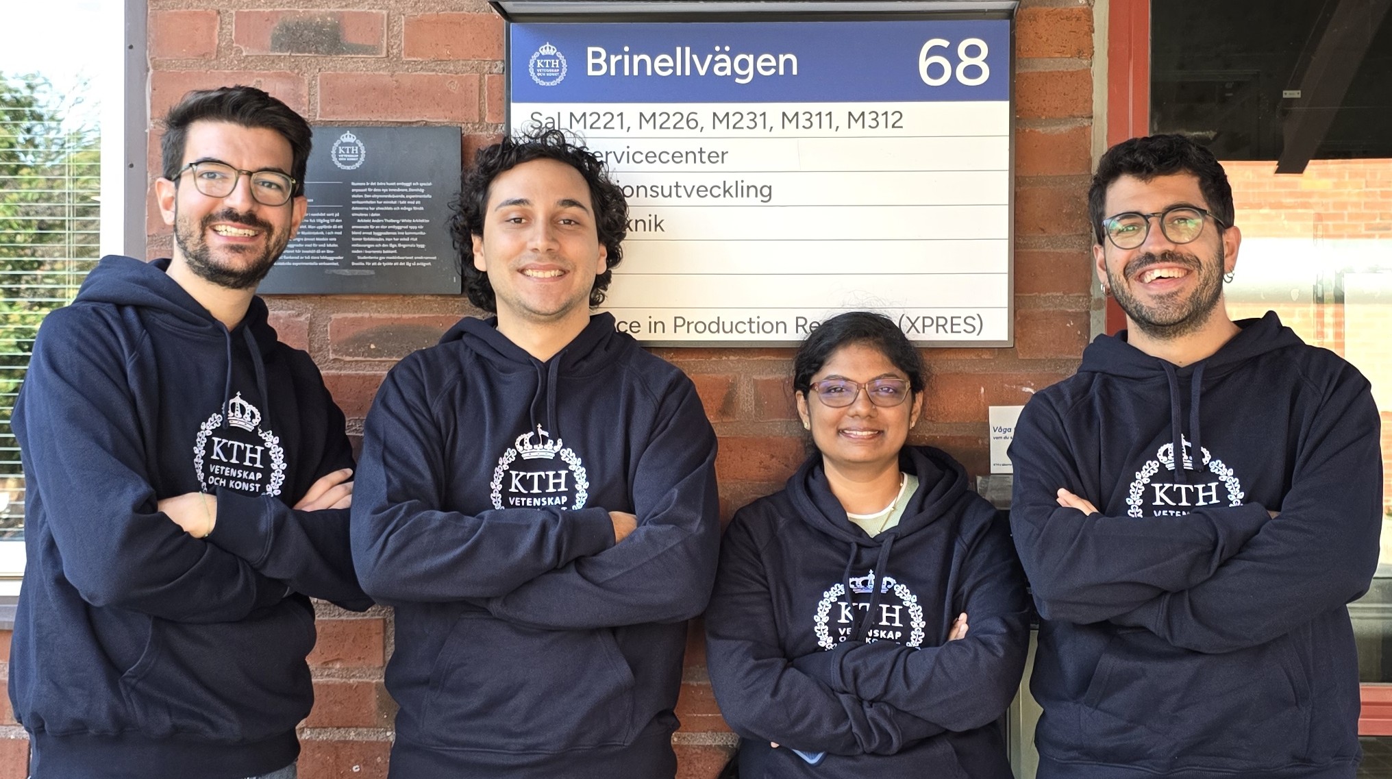 Från vänster till höger: Davide, Alejandro, Poornima och Miguel vid ingången till HPT-byggnaden