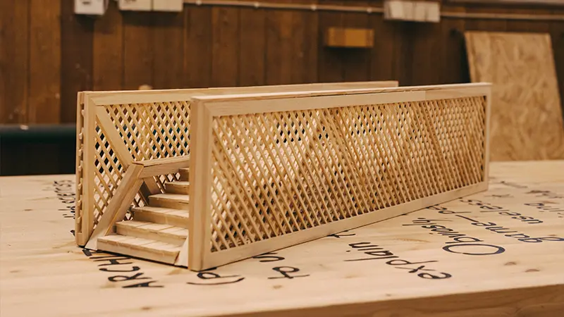 En prototyp/modell av en bro tillverkad av trä.