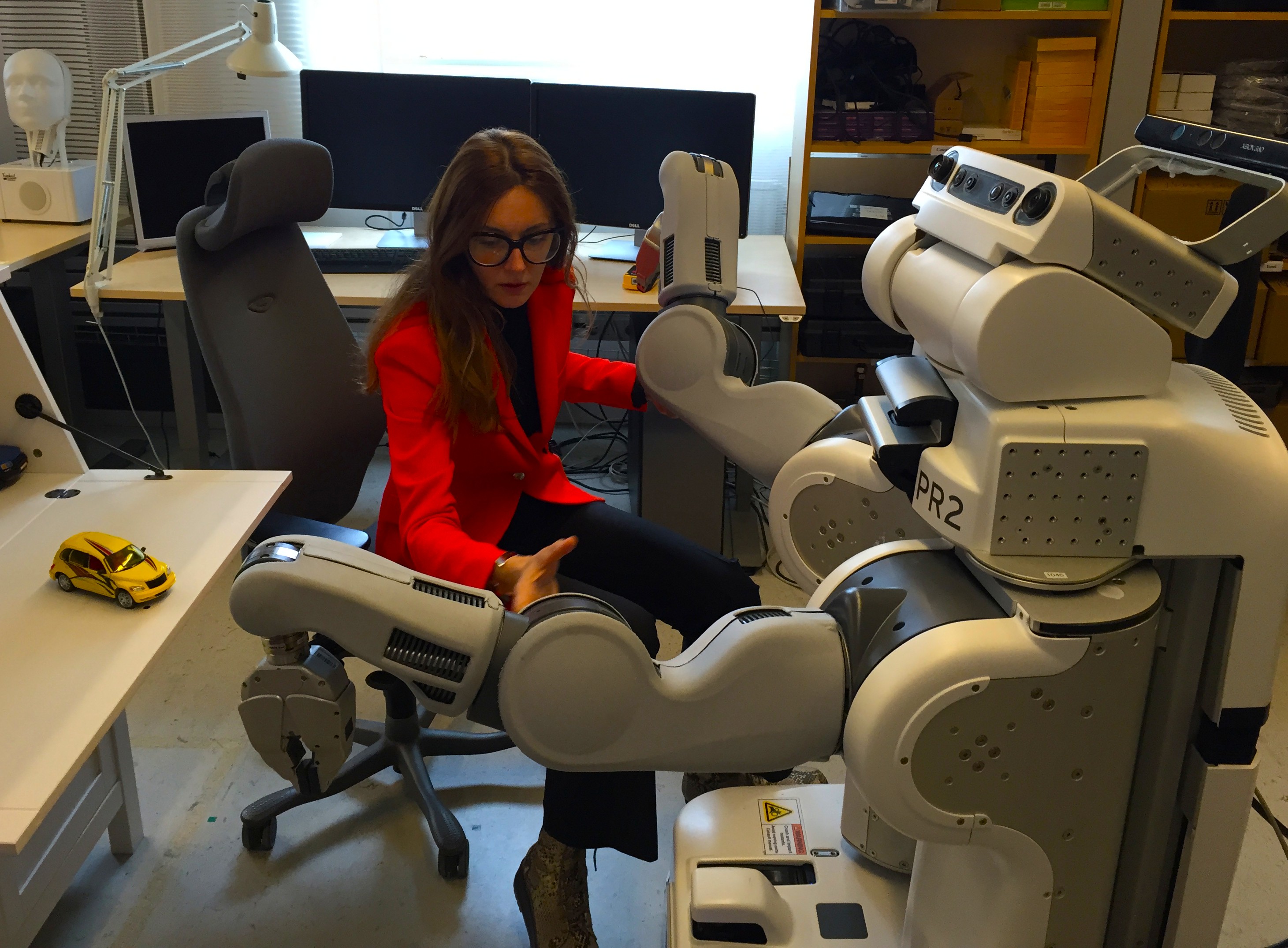 Danica Kragic med en robot.
