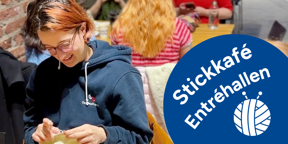 Personer som stickar i biblioteket