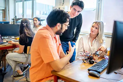 Några studenter i en Makerspace-miljö