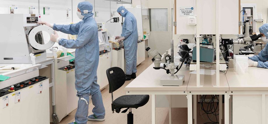 Forskare i skyddsdräkter arbetar i Electrumlaboratoriets renrum