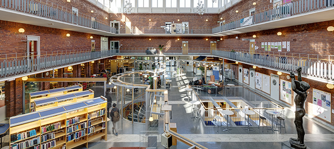 Interiörbild från biblioteket på Campus Södertälje.
