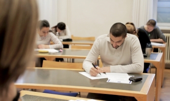 student skriver tenta
