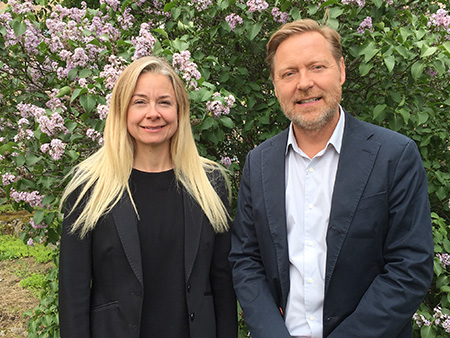 Magnus Johansson and Inger Wikström Öbrand in front of a lilac bush.