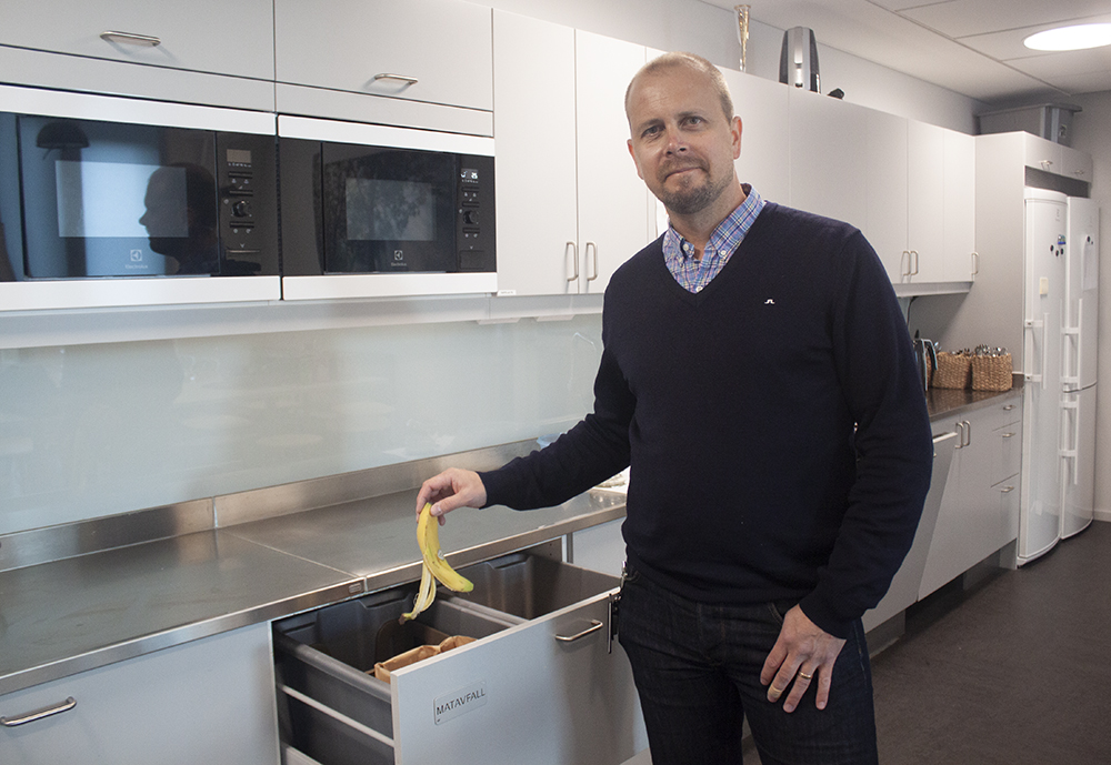 Anders Blomqvist, the ABE school Infrastructure manager, at the food waste station in SEED's kitchen, Teknikringen 10B (andersblomqvistII.jpg)