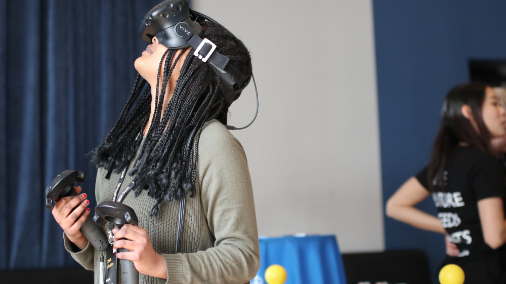 Ung tjej testar VR-glasögon.