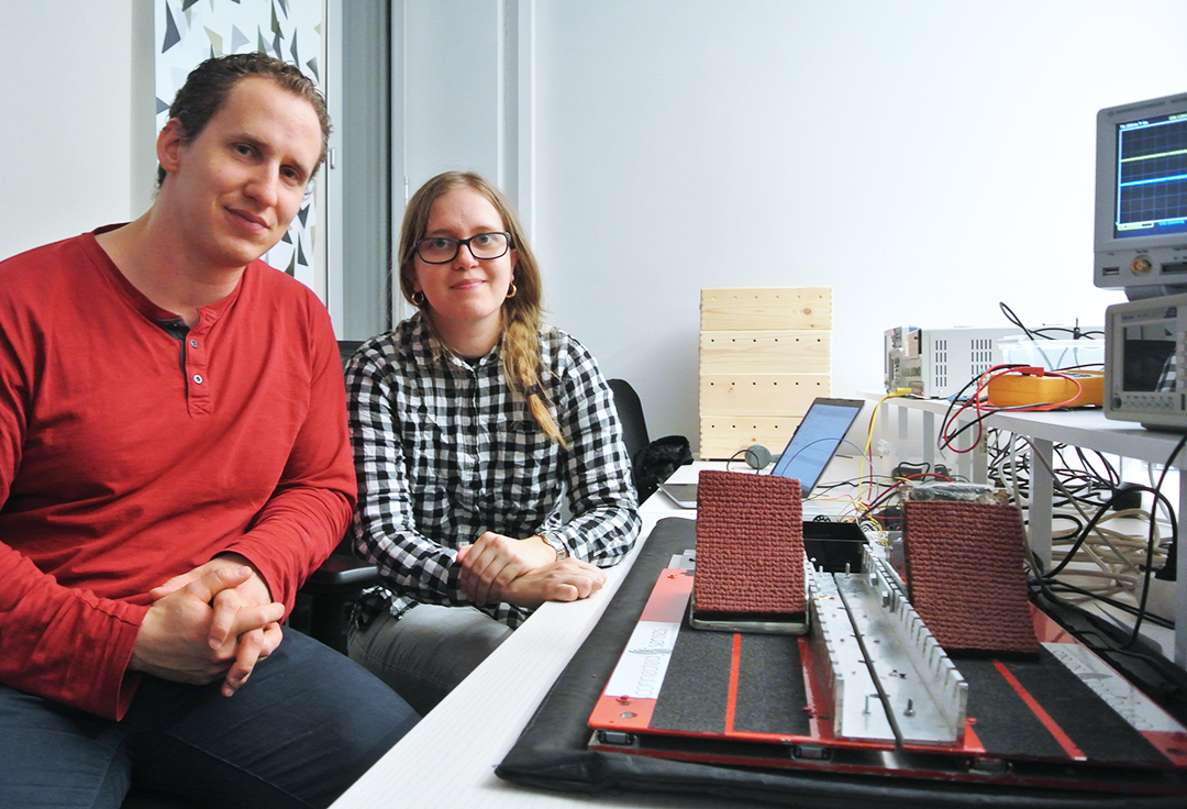 Två studenter sitter vid sitt projektarbete, som är ett startblock för sprintgrenar i friidrott.