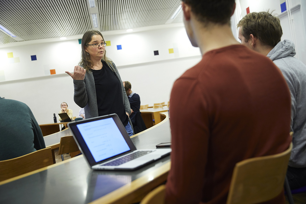 Susann Boij talking to some students in the lecture hall