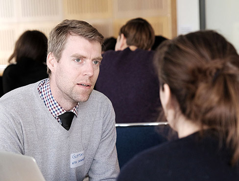Gustaf Notander på KTH innovation samspråkar med en kvinna.