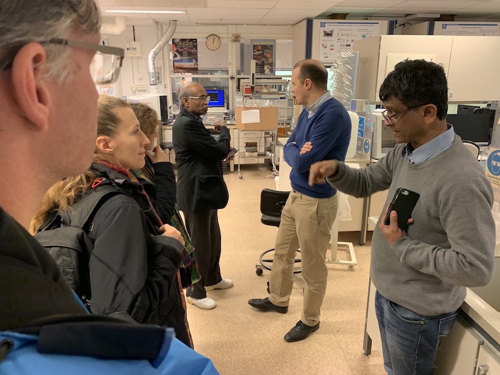 Representatives from KTH Energy Platform meeting researchers from the divisions of Photonics and of Material and Nano Physics in the lab room.