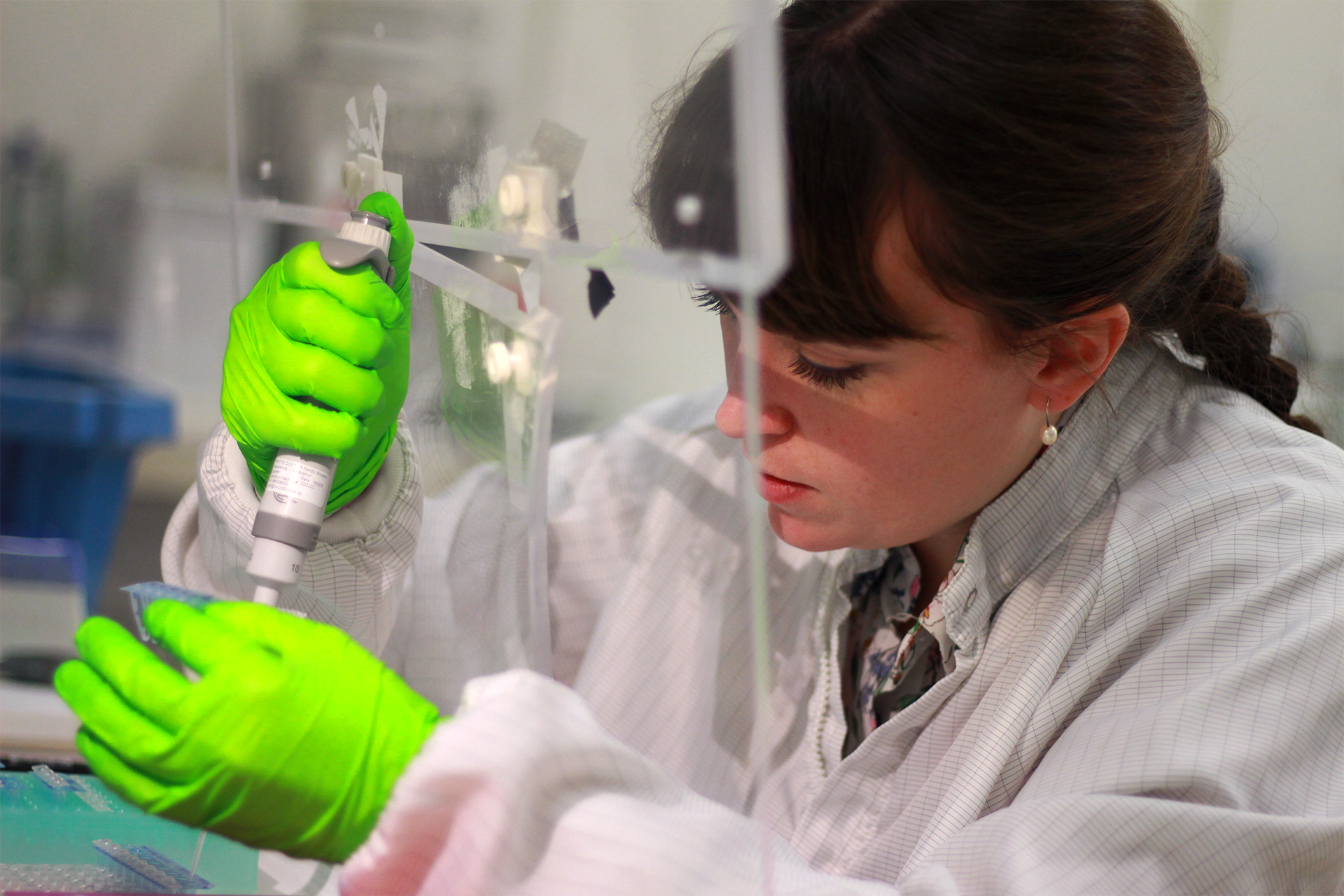 Doktorand med pipett i laboratorium.