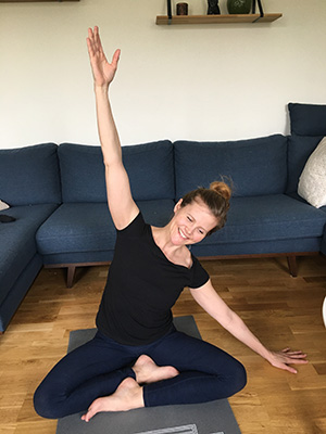 Johanna Hagerman utför yoga hemma i vardagsrmmet.