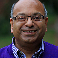 Porträttfoto av Prosun Bhattacharya, professor vid KTH. Han har en blå pullover samt skjorta och är mycket glad.