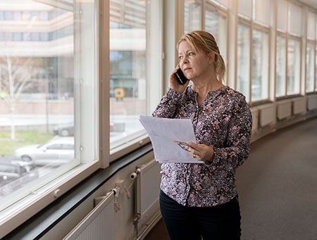 Picture of Cecilia Williams talking in a phone.
