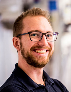 Porträttfoto av Marcus Jawerth, forskare vid KTH. Han ler brett och bär en mörkblå skjorta.