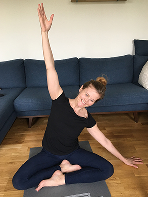Johanna Hagerman utöver yoga hemma.