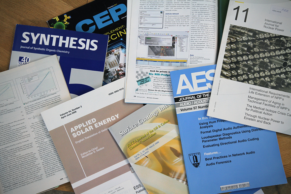 Olika vetenskapliga tidskrifter utspridda på ett bord.